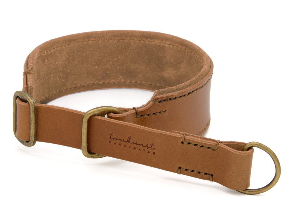 Hochwertiges, braunes Lederhalsband mit Metallringen und "tankunst MANUFAKTUR"-Prägung im schlanken Design.