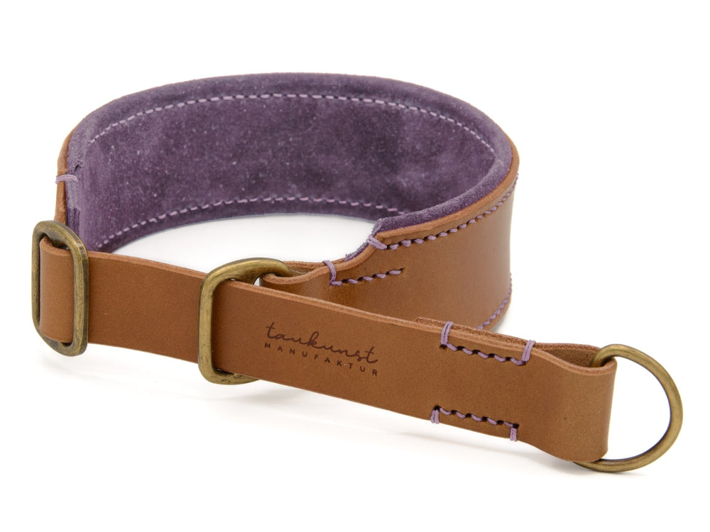 Handgefertigtes braunes Lederhalsband für Hunde mit lila Innenfutter und stabilen D-Ringen zum Anleinen.