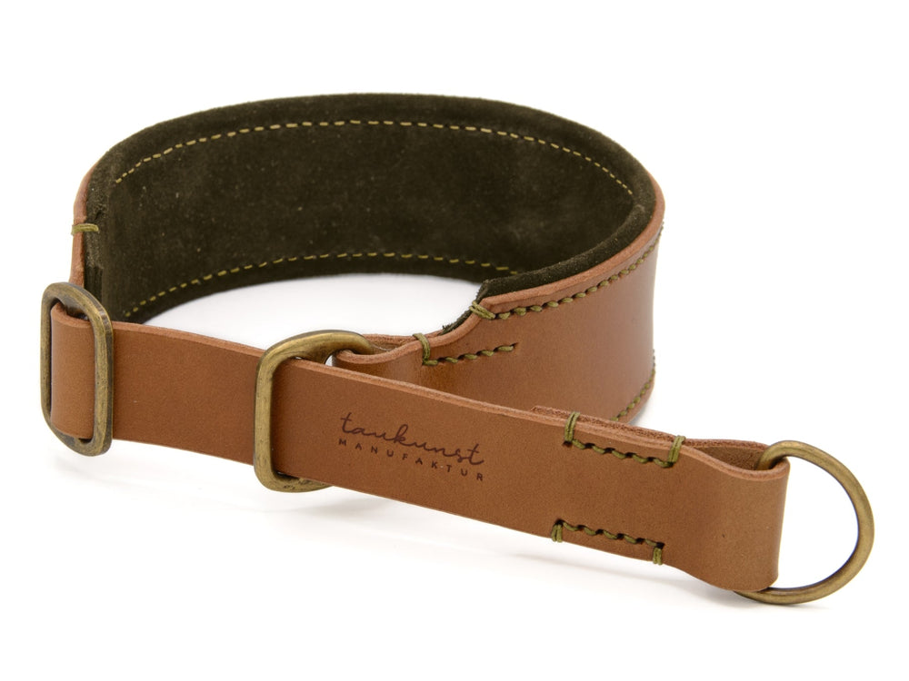 Braunes Lederhalsband für Hunde mit gepolsterter Innenseite, Metallschlüsselring und verstellbarer Schnalle.