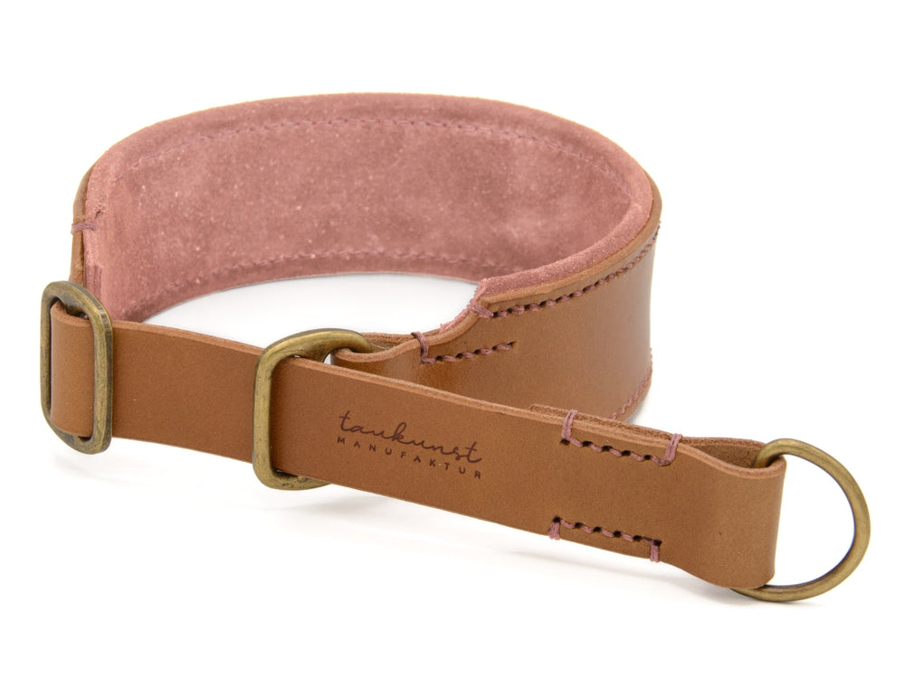 Braunes Lederhalsband mit heller Innenseite, Schlaufe, Metallring und Schnalle, beschriftet mit "tankunst MANUFA".