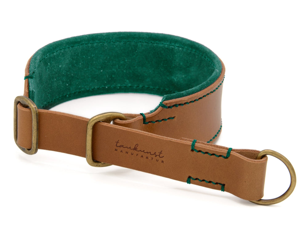 Braunes Lederhalsband für Hunde mit grüner Innenauskleidung und kontrastierender Naht, ausgestattet mit ovaler Metallschnalle.