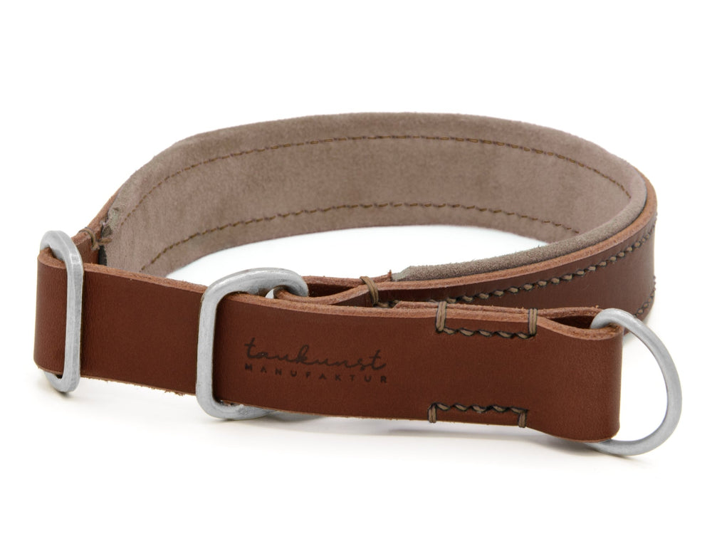 Braunes Lederhalsband für Hunde mit weicher Innenseite und silberner Metallschnalle, ideal für stylische Abenteuer.