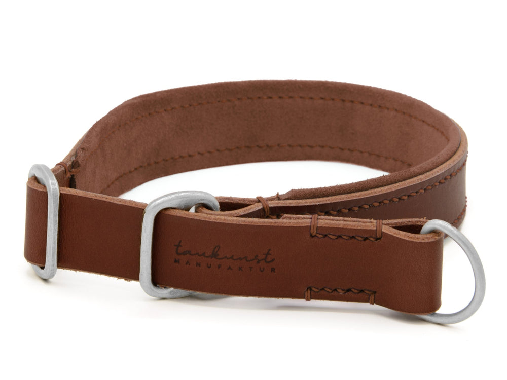 Braunes Lederhundehalsband "Wildfang" mit D-Ring, silberner Schnalle und eingeprägtem Schriftzug "tankrust MANUFAKTUR".