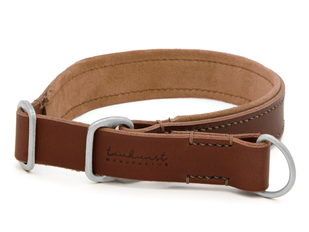 Braunes Lederhalsband "Wildfang" mit Metall-Schließe und D-Ring, schlicht und robust, von tanukunst MANU.