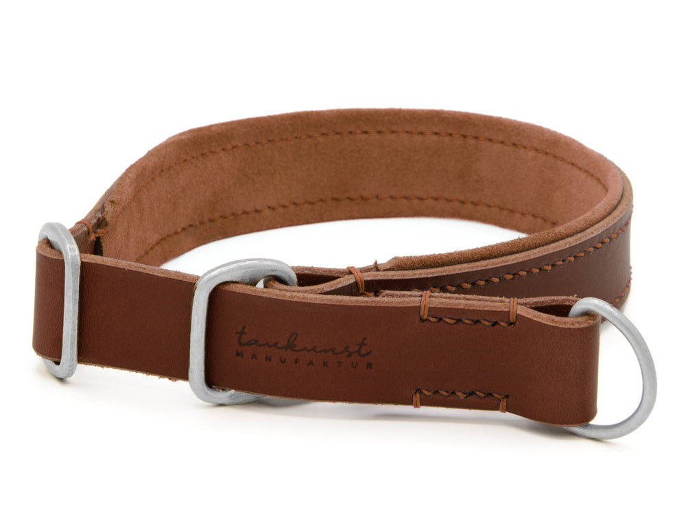 Braunes Lederhalsband Wildfang mit silberner Schließe und D-Ring, elegant verarbeitet für Hunde.