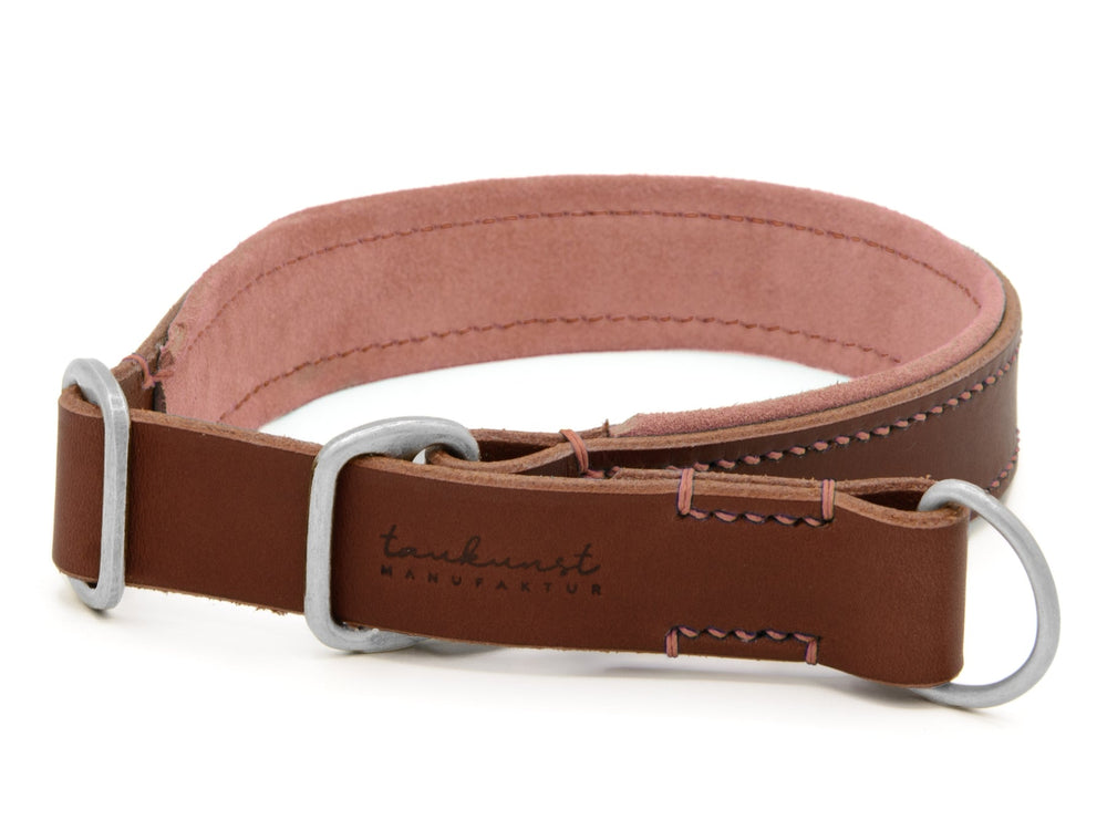 Braunes Lederhalsband für Hunde mit blassrosa Innenseite und Metallringen, beschriftet mit "tankurst MANU".