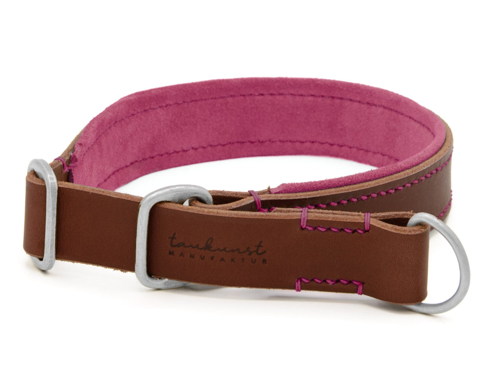 Braunes Lederhalsband für Hunde mit pinker Innenseite und D-Ringen von Wildfang. Perfect für stilvolle Vierbeiner.