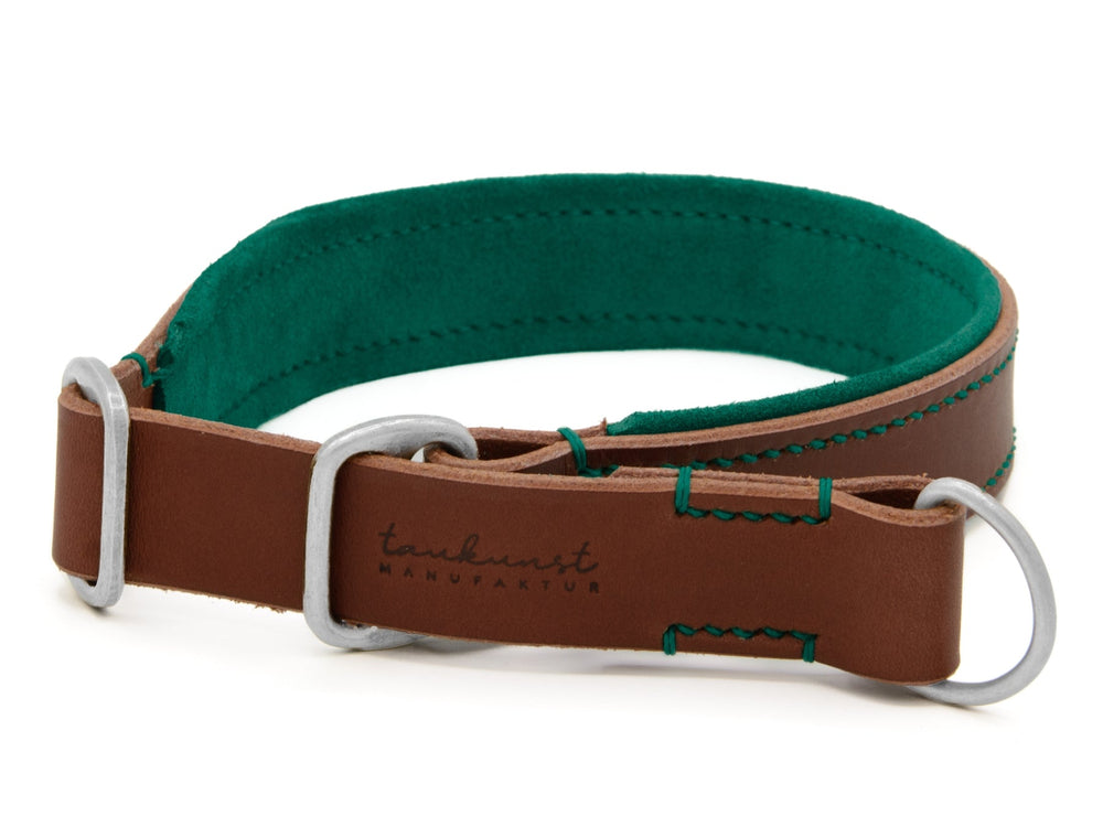 Braunes Lederhalsband für Hunde mit grüner Innenausstattung und silberner Schnalle, ideal für aktive Tiere.