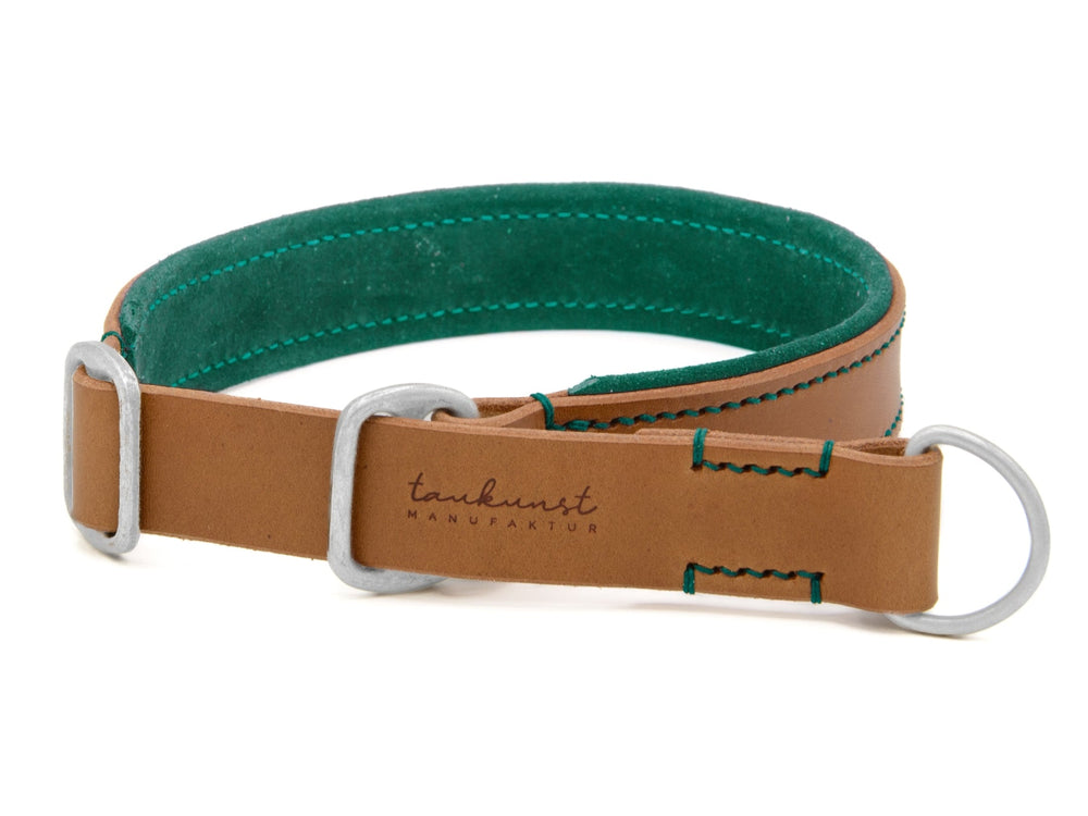 Hochwertiges braunes Lederhalsband für Hunde mit grüner Innenpolsterung und silbernen Metallschnallen.