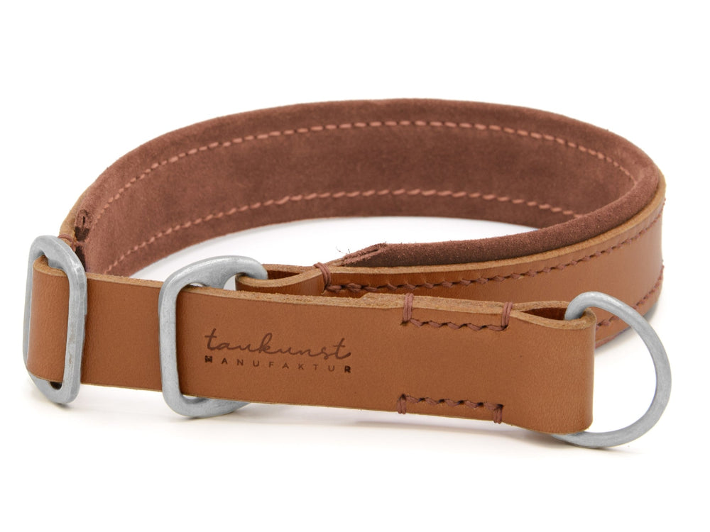 Braunes Lederhalsband "Wildfang" mit weicher Innenseite, silberner Schnalle und D-Ring für sicheren Halt.