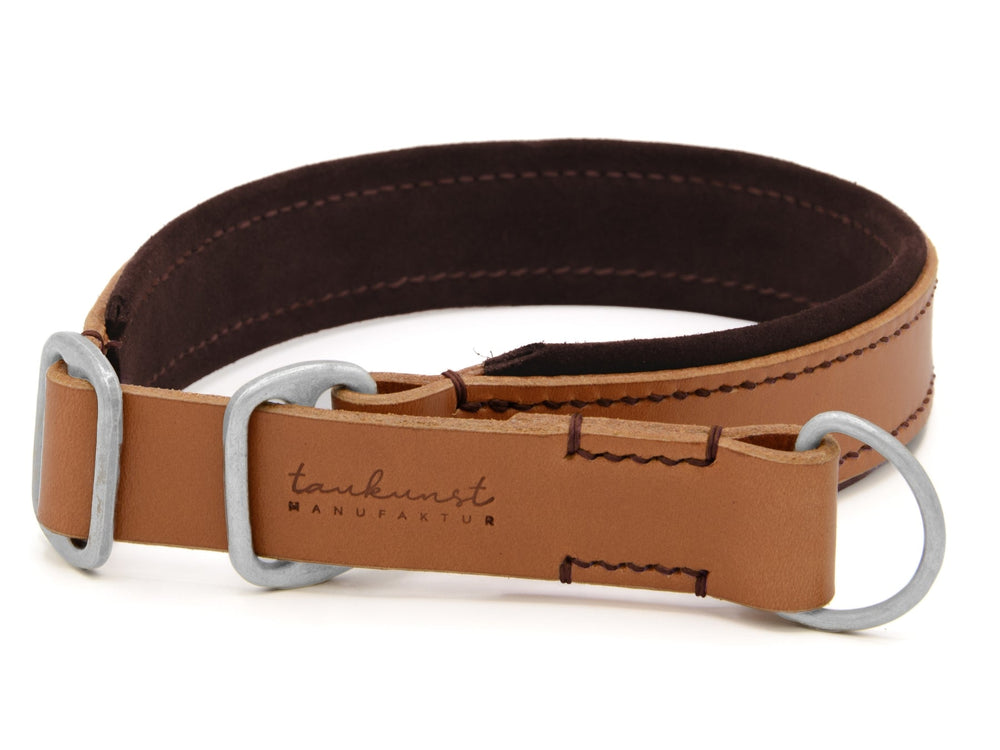 Braunes Lederhalsband Wildfang mit weichem Velours-Innenfutter und silbernen Ringen für Hunde.