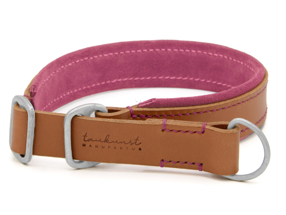 Braunes Lederhalsband für Hunde mit pinkem Samt-Innenfutter und silbernen Schnallen, ideal für stilvolle Vierbeiner.
