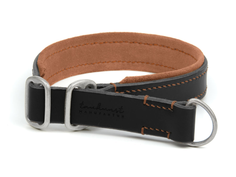 Schwarzes Zugstopp Lederhalsband Wildfang mit brauner Innenauskleidung und silbernen D-Ringen für optimale Sicherheit.
