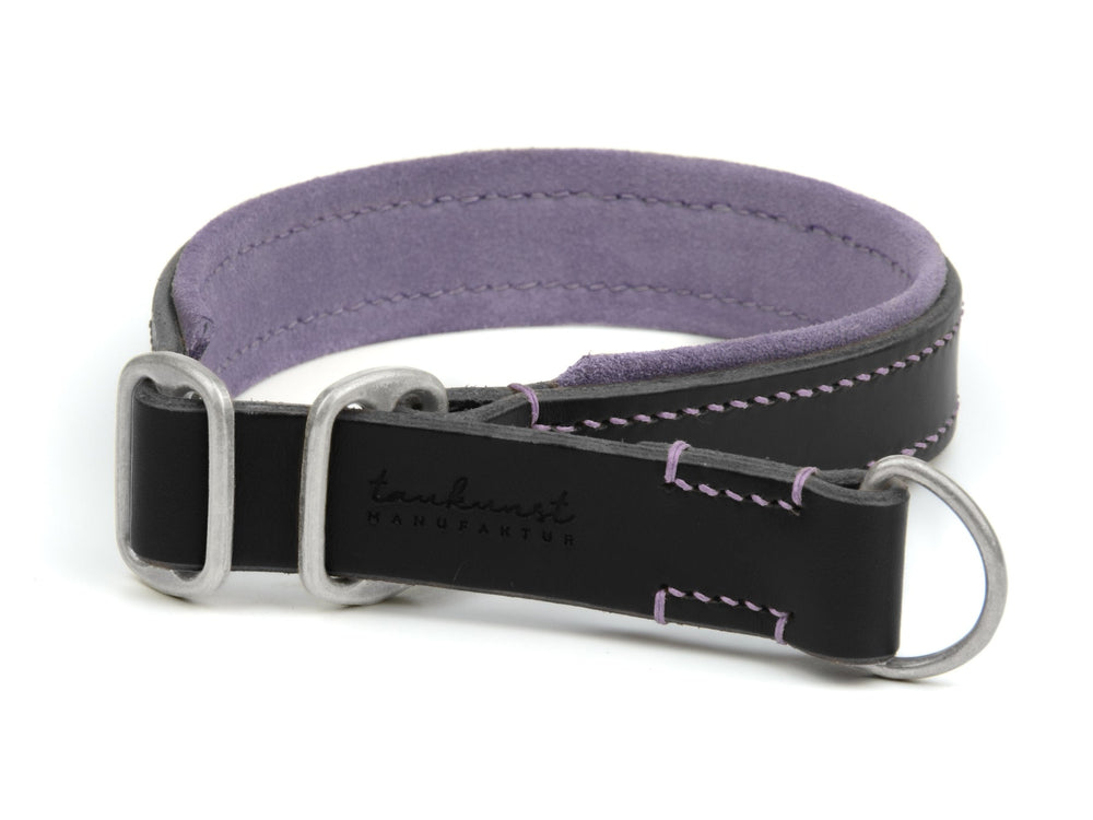 Schwarzes Lederhalsband mit lila Innenseite und dekorativer lila Naht, ausgestattet mit silbernen D-Ringen.