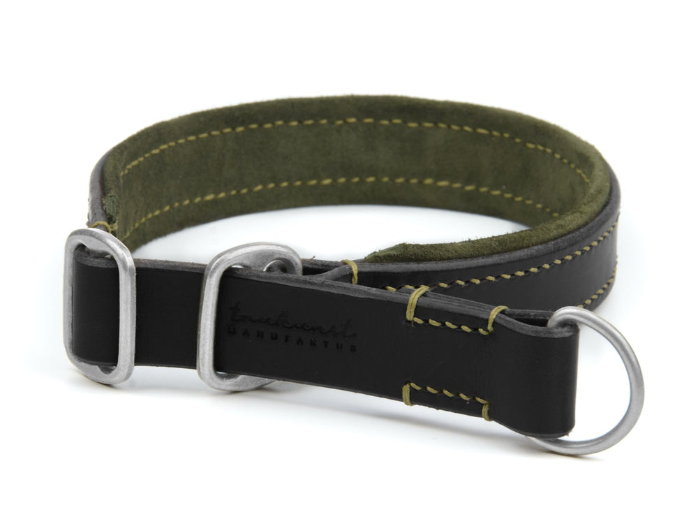 Schwarzes Lederhalsband für Hunde mit grünen Akzenten, gelben Nähten, silberner Schnalle und D-Ring.