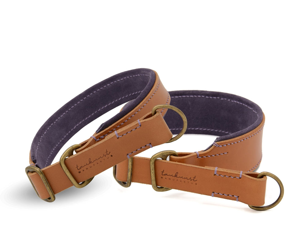 Elegantes Zugstopp Lederhalsband „Wildfang“ in warmem Braun mit goldfarbenen Ringen und lila weicher Innenauskleidung.