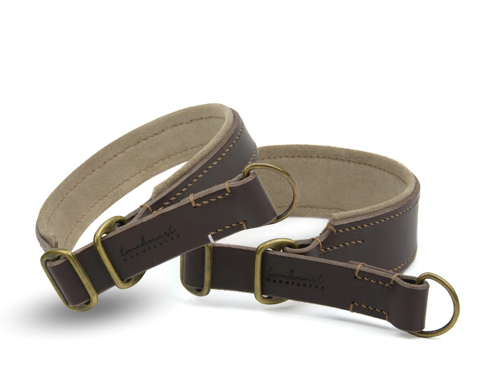 Braune Leder-Handgelenkstützen mit weichem Innenfutter und Metallringen, im vintageartigen Look.