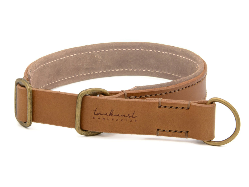 Braunes Lederhalsband "Wildfang" mit geschwungener Form, abgestimmter Naht und antiker Schnalle für Hunde.