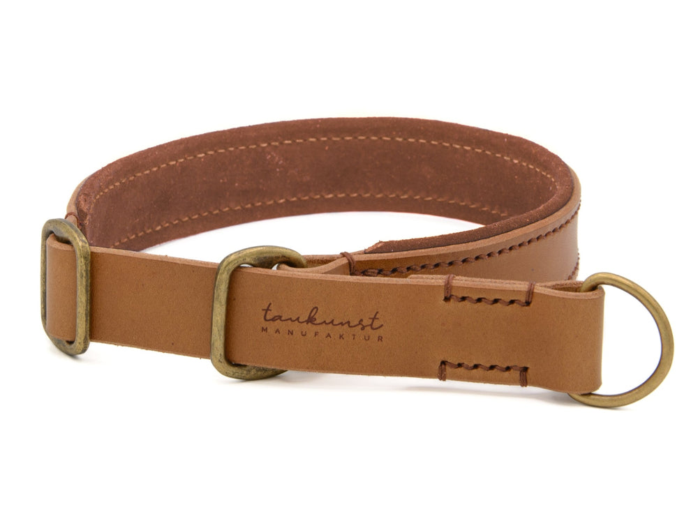 Braunes Lederhalsband mit Messingringen und Prägung "tankunst MANUFAKT", schlichtes Design für Hunde.