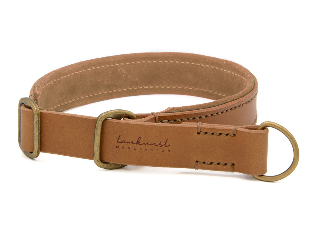 Braunes Lederhalsband "Wildfang" mit schlichter Oberfläche, Dornschließe und D-Ring für Hunde.