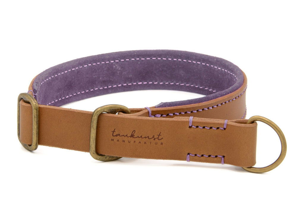 "Hellbraunes Lederhalsband mit lila Innenpolsterung und D-Ring für Hunde, ideal für stilvolle Ausflüge."