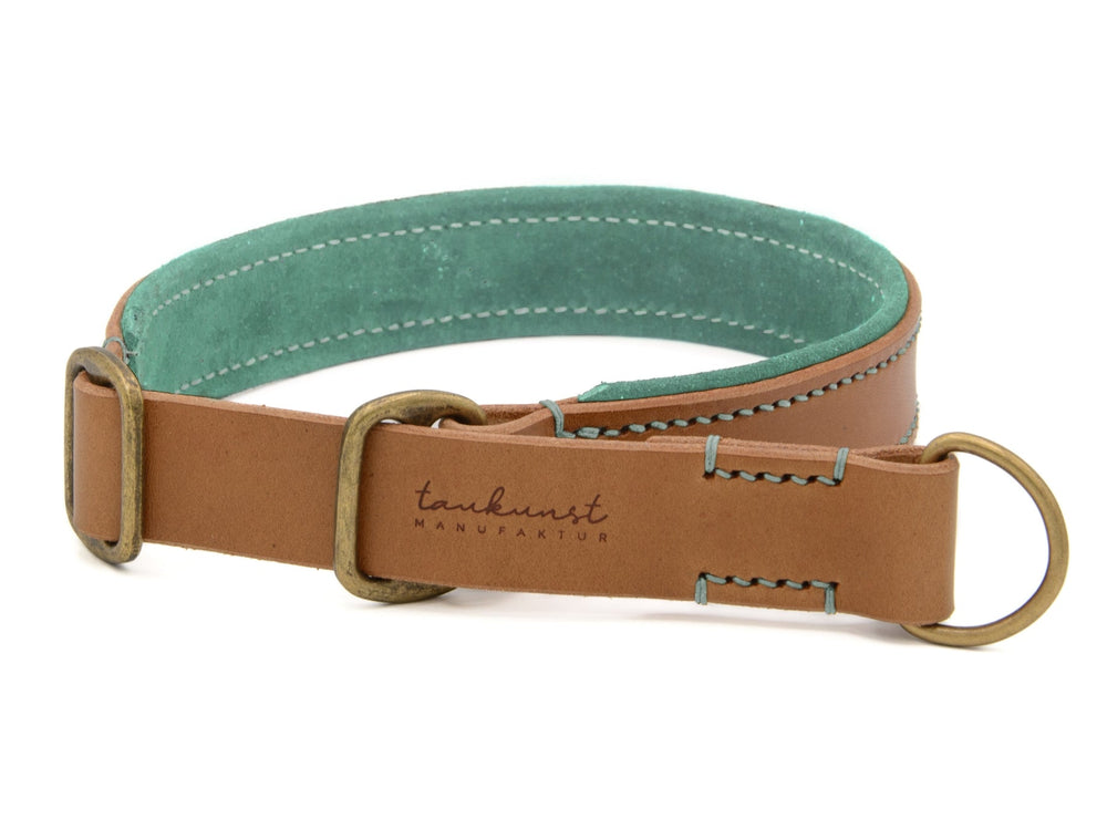 Hochwertiges braunes Lederhalsband für Hunde mit grüner Innenseite und goldfarbener Schnalle. Ideal für stilvolle Spaziergänge.