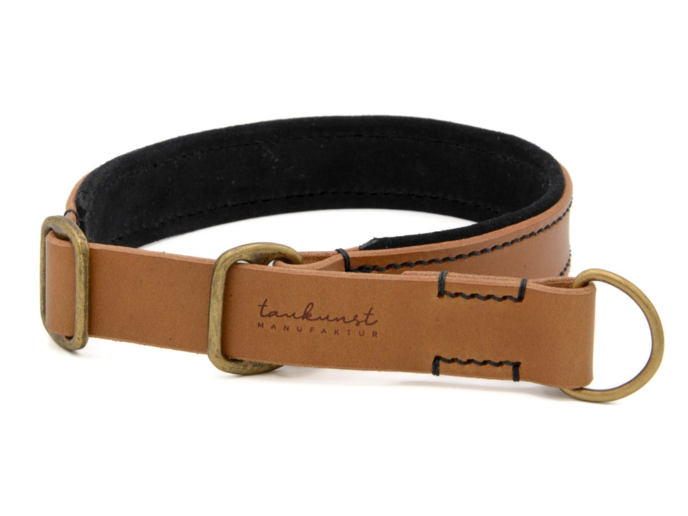 Braunes Lederhalsband mit schwarzer Innenseite, verstellbar, mit Metallringen und Logo "tankunst MANUFAKTUR".