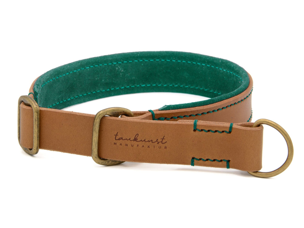 Braunes Lederhalsband mit grüner Innenseite und goldfarbener Metallschnalle für Hunde. Ideal für Modebewusste Vierbeiner.
