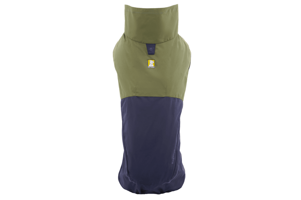 "Sun Shower™ Coverall Regenanzug für Hunde in olivgrün und navyblau mit hohem Kragen und durchgehender Schnürung."