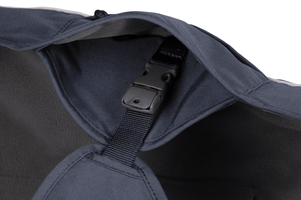 Innenansicht der Overcoat Fuse™ Hundejacke mit verstellbarem Riemen und sicherem Plastikverschluss.