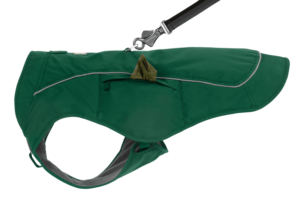 Grüne wetterfeste Hundejacke Overcoat Fuse™ mit reflektierender Naht, Tasche und Leinenbefestigung.