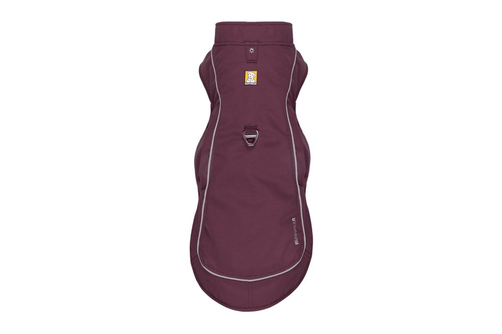Burgunderfarbene Hundejacke Overcoat Fuse™ mit reflektierenden Streifen und Leinenöffnung für optimalen Schutz.