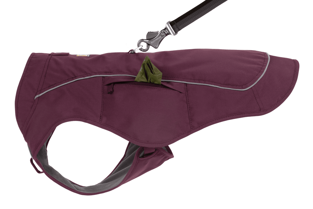 Burgunderfarbene Hundejacke Overcoat Fuse™ mit reflektierenden Streifen, Leinenöffnung und wetterfestem Material.