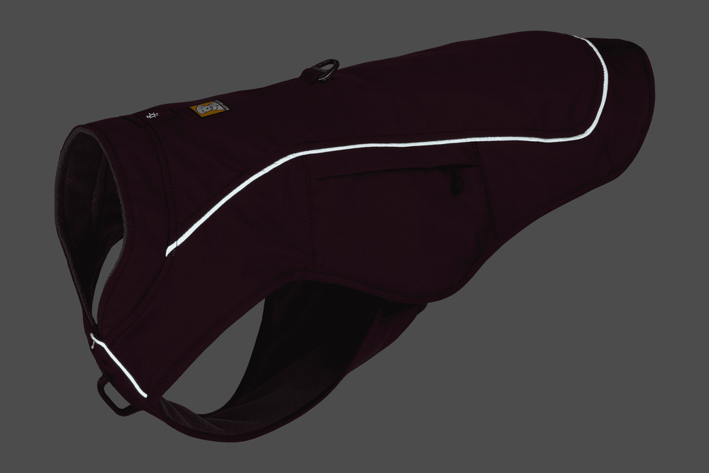 Dunkelrote Overcoat Fuse™ Hundejacke mit reflektierenden Details, Reißverschluss und seitlicher Tasche für Komfort und Bewegungsfreiheit.