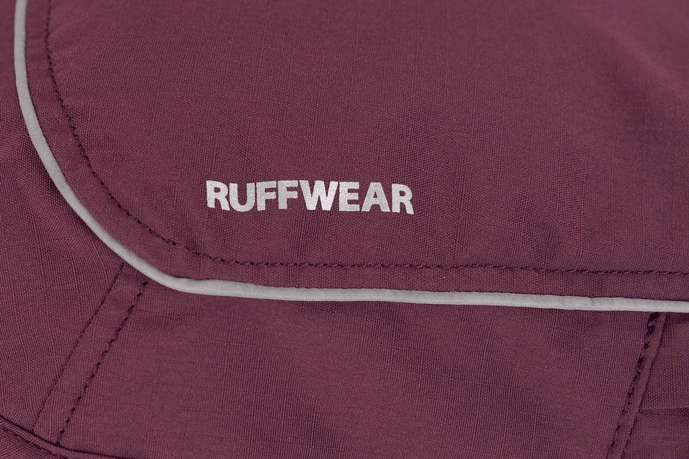 Purpurrote Overcoat Fuse™ Hundejacke mit sportlichem Design und RUFFWEAR Schriftzug. Ideal für aktive Hunde.