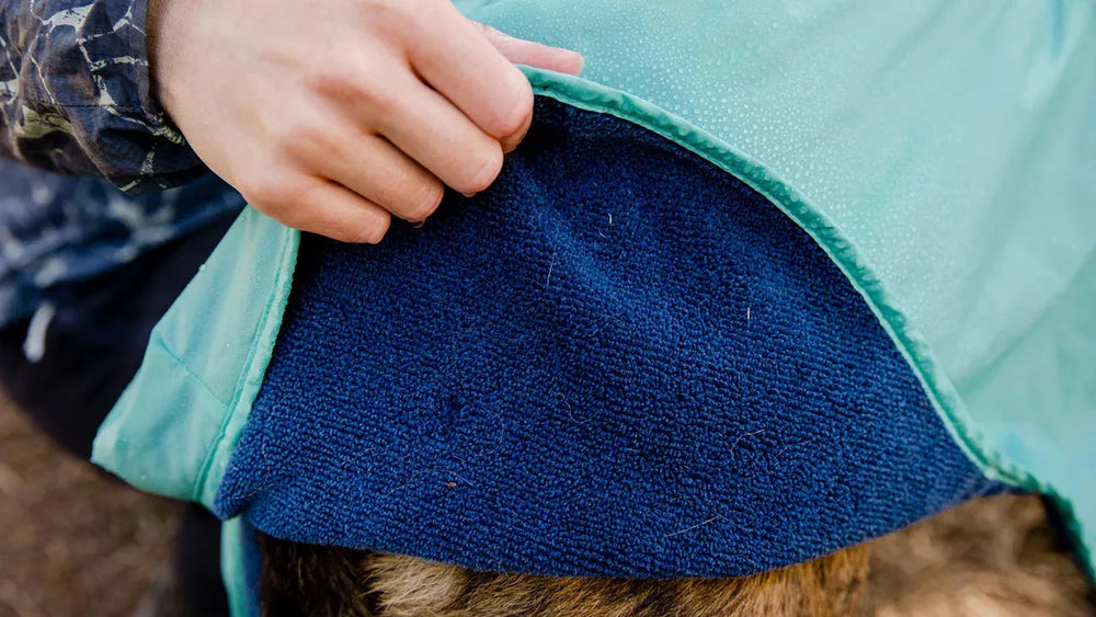 "Dirtbag™ Hunde Handtuchmantel in grün und blau, ideal für nasse Hunde nach dem Baden."