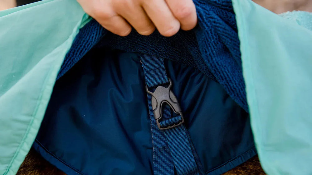 "Blaue, weiche Innenseite eines Dirtbag™ Hunde Handtuchmantels mit grünem Obermaterial und Befestigungsclip."