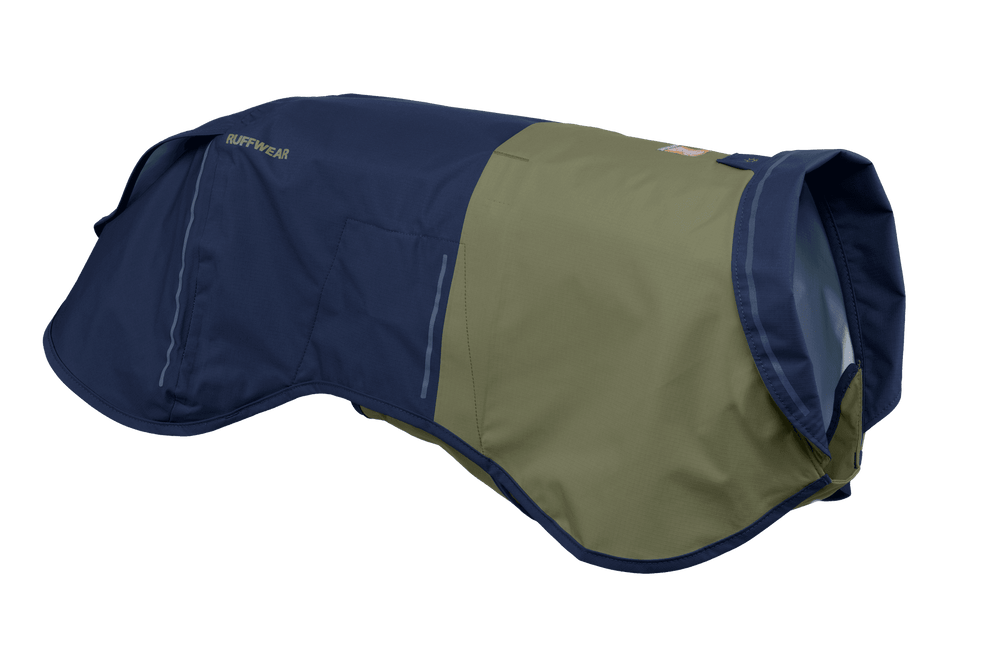 Welcher Hundemantel von Ruffwear in Blau und Olivgrün bietet wasserabweisenden Schutz und Komfort für Hunde.