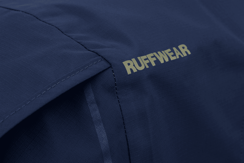 Dunkelblauer Sun Shower™ Regenmantel für Hunde mit goldener "RUFFWEAR"-Schriftzug und strapazierfähiger Textur.