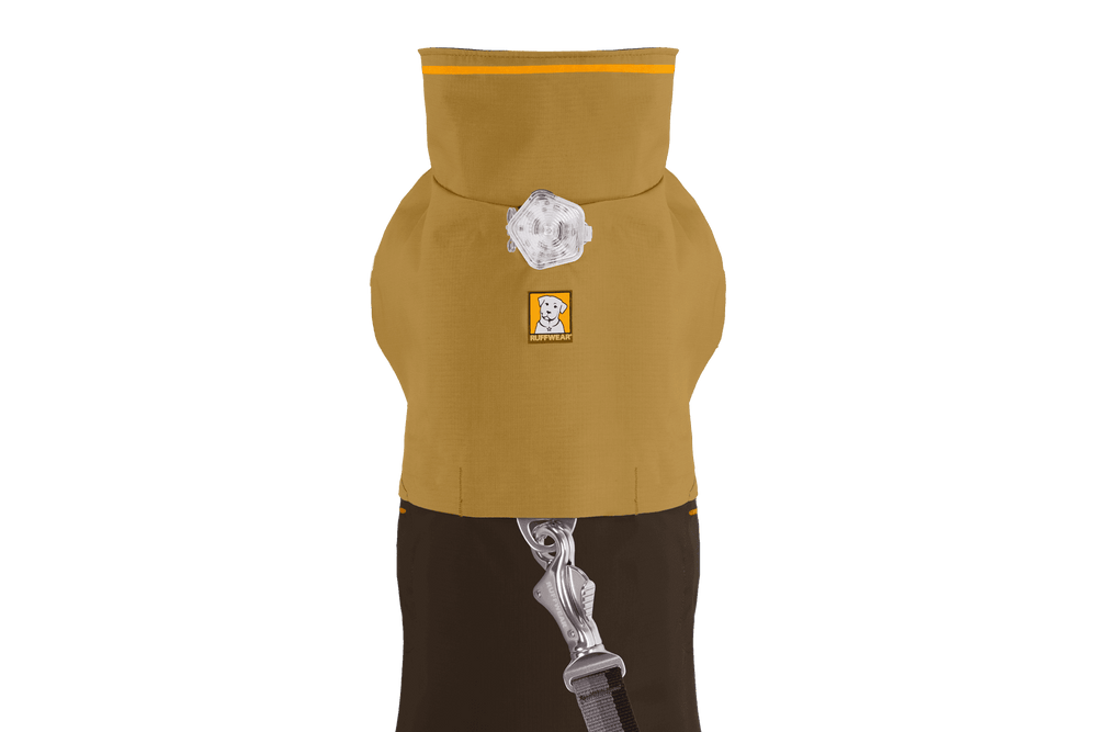 Beige-brauner Sun Shower™ Regenmantel für Hunde mit gepolsterter Vorderseite und verstellbarem Kragen.