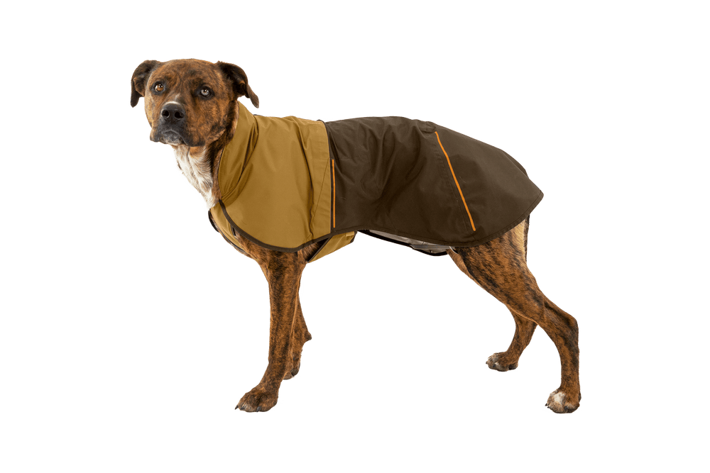 Brauner und beiger Hundemantel mit orangefarbener Akzentlinie, getragen von einem Hund, auf weißem Hintergrund.