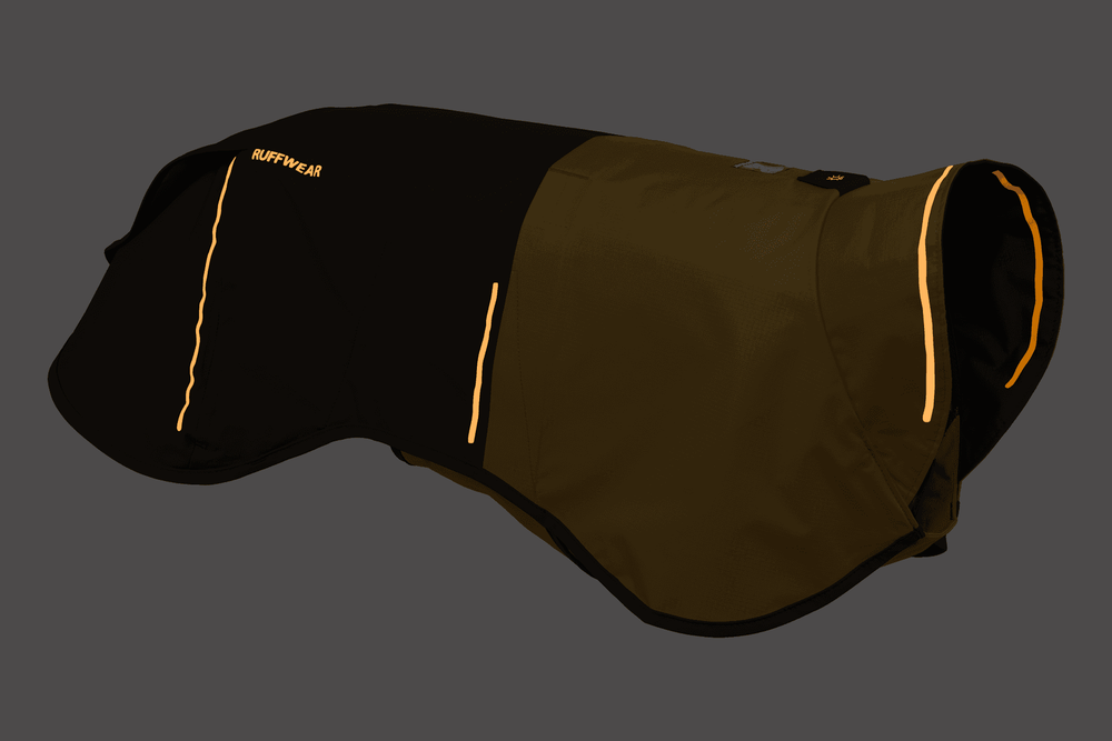 "Hundemantel Sun Shower™ von Ruffwear in Schwarz und Olivgrün mit reflektierenden Nähten für optimalen Wetterschutz."