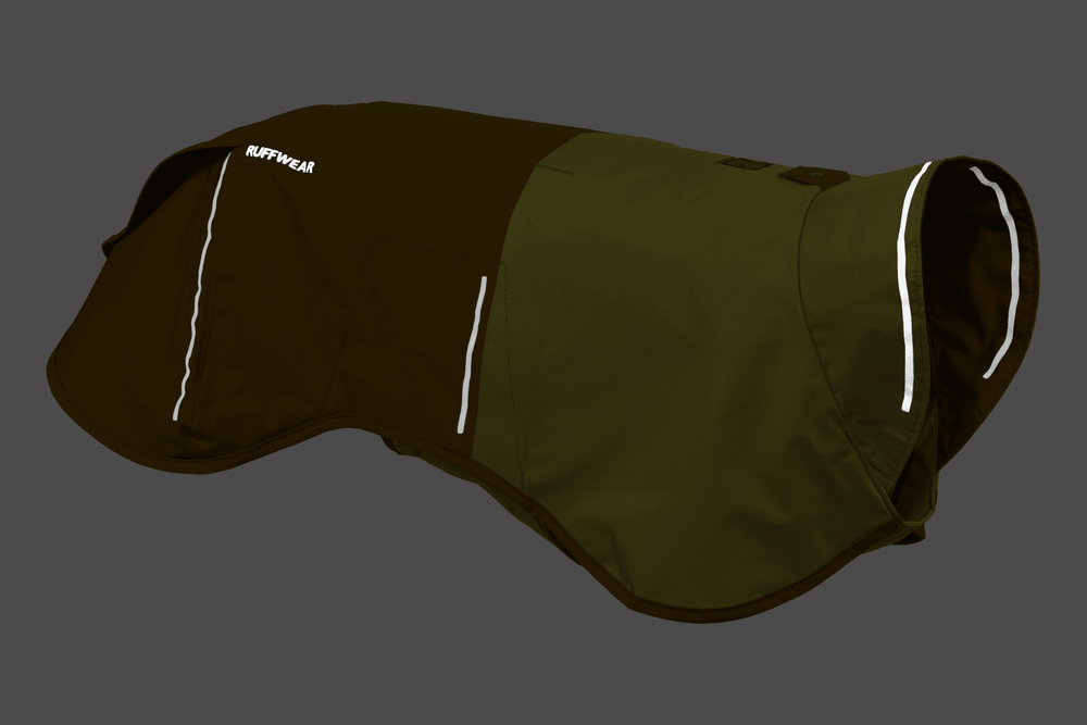 Hundemantel Sun Shower™ von Ruffwear in Olivgrün mit reflektierenden Streifen und praktischer Seitentasche.