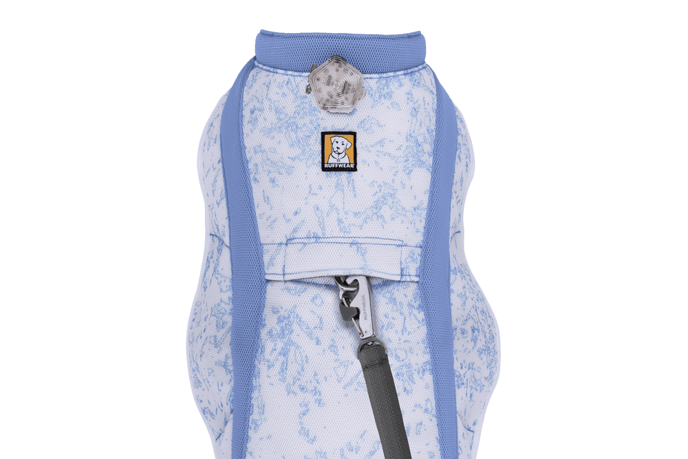 Helle Kühlweste für Hunde in blau mit marblisiertem Muster und grauen Tragegurten, ideal für heiße Tage.