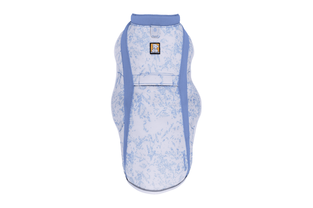 Hellblaue Swamp Cooler™ Kühlweste für Hunde mit marmoriertem Muster und praktischem Klettverschluss, ideal für heiße Tage.