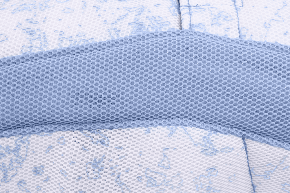 "Swamp Cooler™ Kühlweste für Hunde in blauem Netzmaterial mit feiner Musterung für effektive Kühlung."
