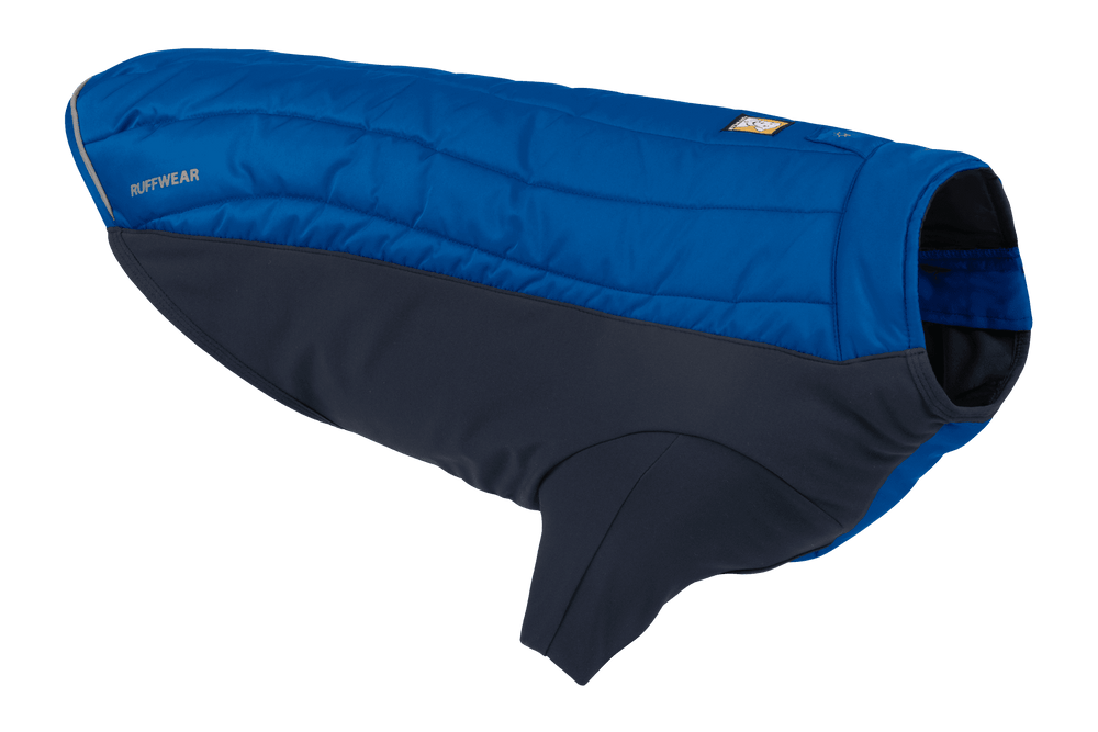 Blauer Powder Hound™ Hundemantel von Ruffwear mit gepolsterter Oberseite und elastischer Unterseite für Wärme und Komfort.