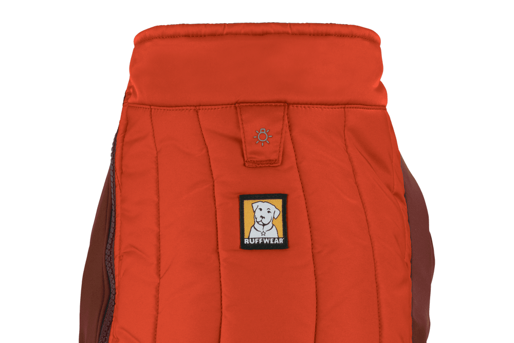 Orangefarbene Powder Hound™ Hundejacke mit gestepptem Design und hohem Kragen, versehen mit dem RUFFWEAR Logo.