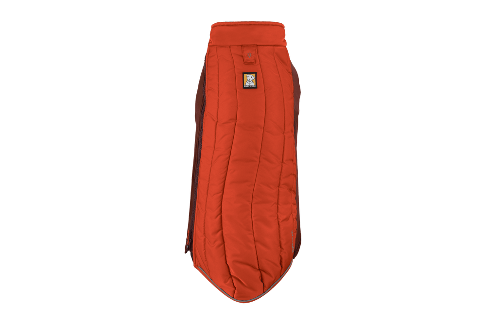 "Powder Hound™ Hundejacke in rot-orange, mit abgerundeter Fußpartie und seitlichem Reißverschluss für optimale Wärme."