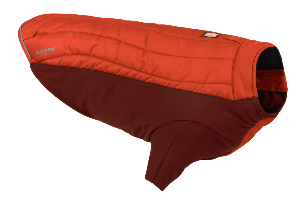 "Powder Hound™ Hundejacke in Orange und Bordeauxrot, ideal für kaltes Wetter, mit steppartiger Textur und ergonomischer Passform."
